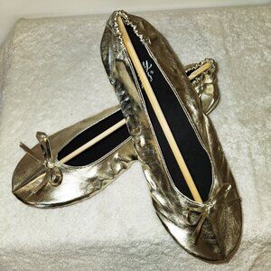 NEW SILKY TOES GOLD SLIP-ON FLATS 6B & TRAVEL CASE